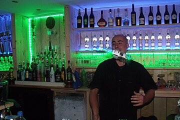 bartender flipping bottles at the Alternatif Bar in Alpe d'Huez