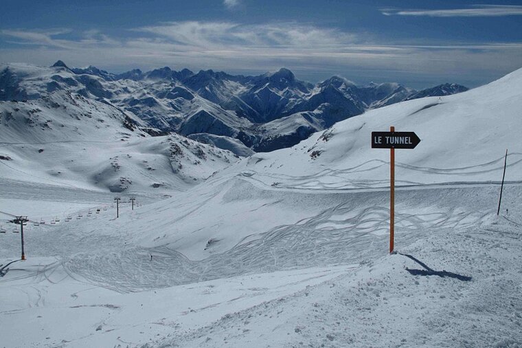 A snowy mountain with a sign that says le tunnel