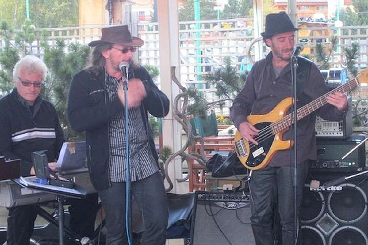 An image of a blues band playing in the Windsor Pub in Les 2 Alpes
