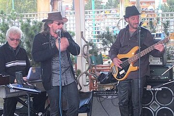 An image of a blues band playing in the Windsor Pub in Les 2 Alpes