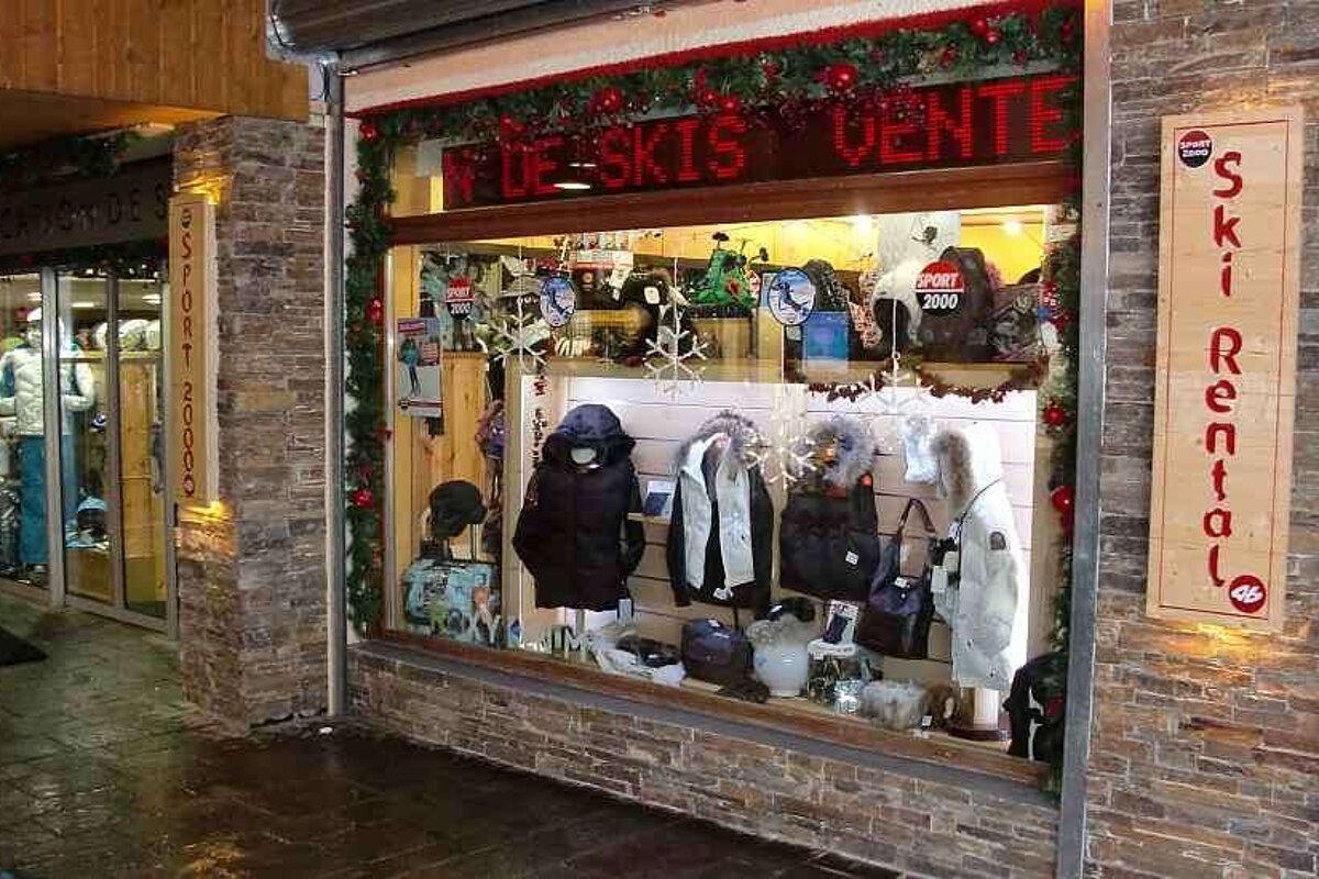 A store front with a sign that says ski rental