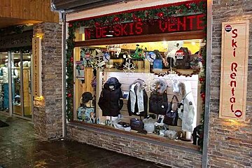 A store front with a sign that says ski rental