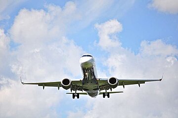 Airplane coming in to land