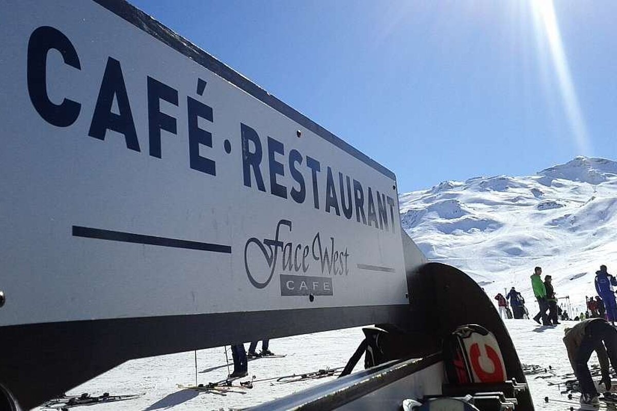 A sign that says cafe restaurant on it