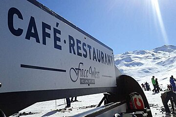 A sign that says cafe restaurant on it