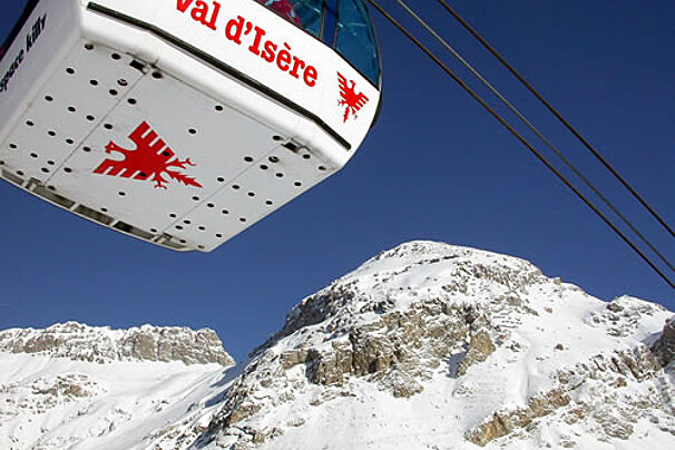 A ski lift with the words val d' isere on it