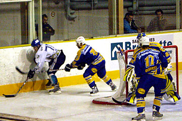 A hockey player with the number 17 on his back