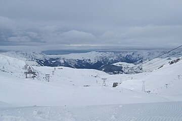 view down piste, in flat light