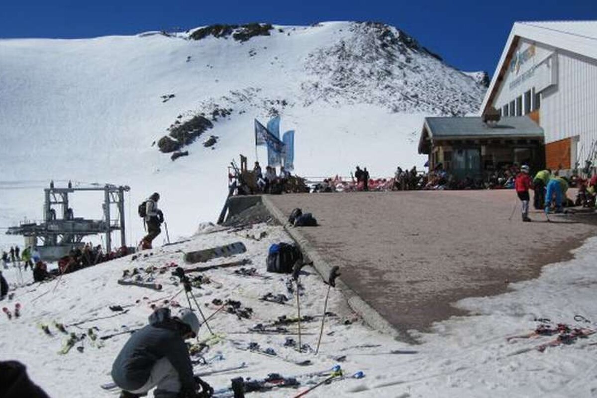 An image of summer skiers and snowboarders on the glacier in Les 2 Alpes