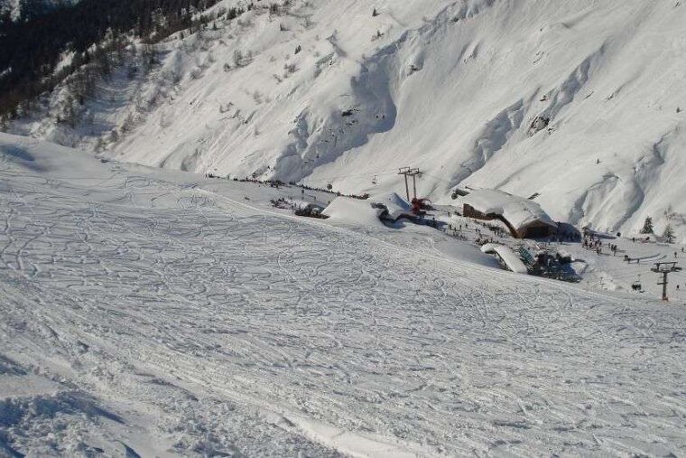 Off Piste above Charamillon Restaurant Le Tour