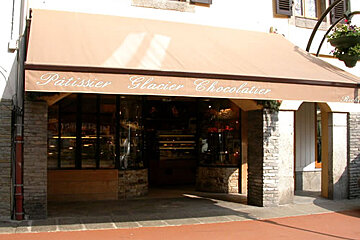 A store front with an awning that says patisserie glacier chocolatier