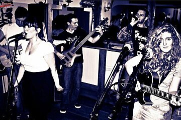 An image of an apres ski band in Chamonix