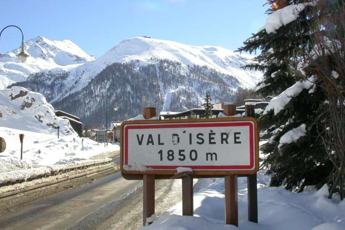 An image of the road sign leading up to Val d'Isere in winter