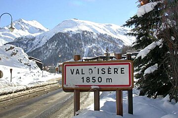 An image of the road sign leading up to Val d'Isere in winter