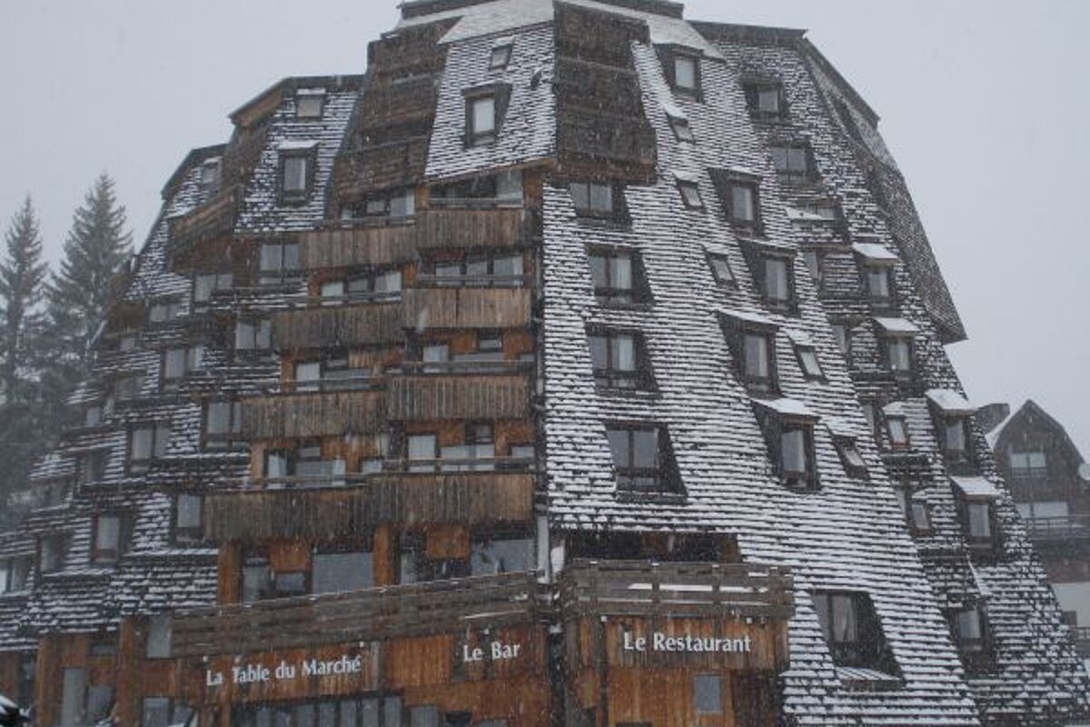 A building with a sign that says la table du marche