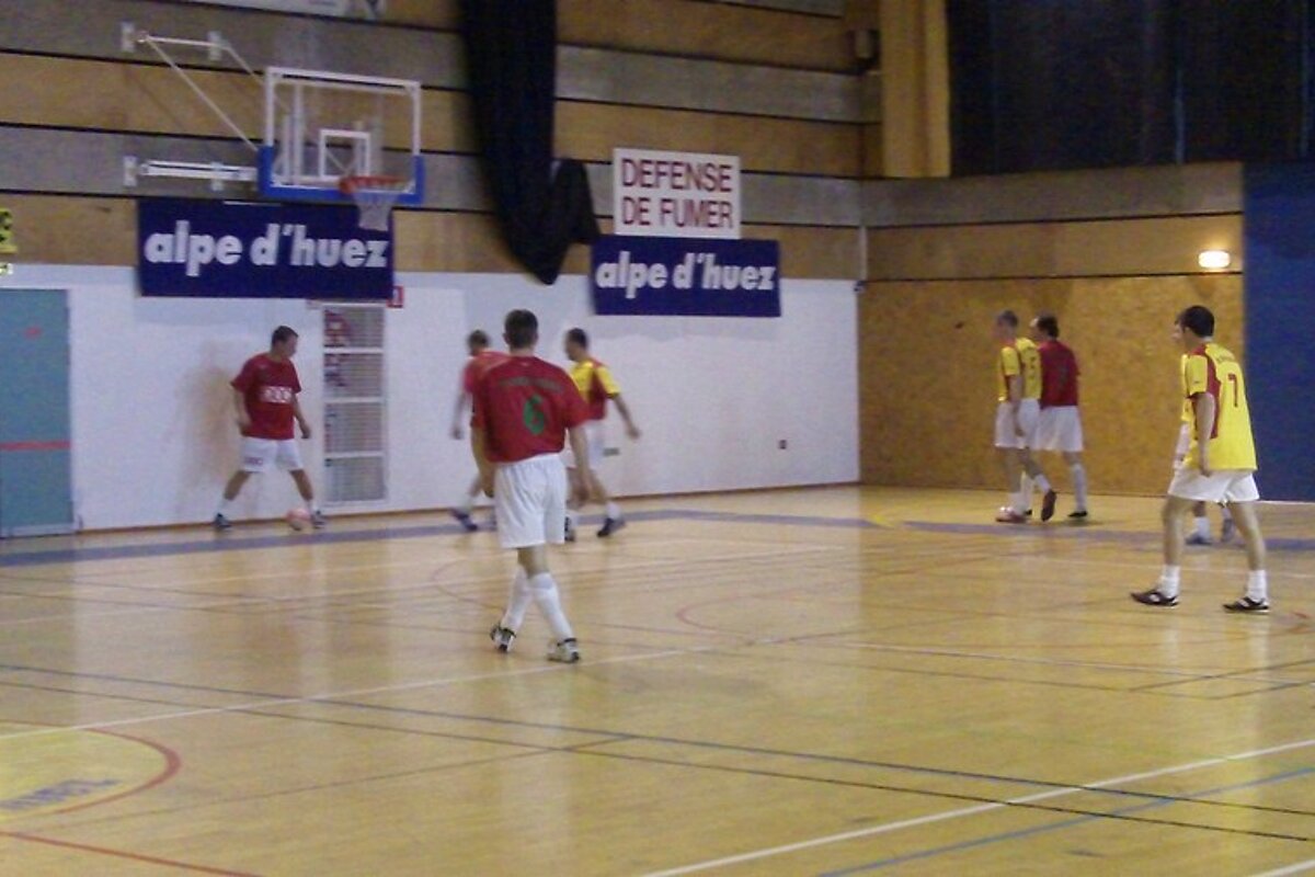 A basketball court with a sign that says defense de fumer
