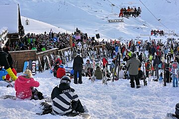 An image of the crowds in the sunshine at the Folie Douce