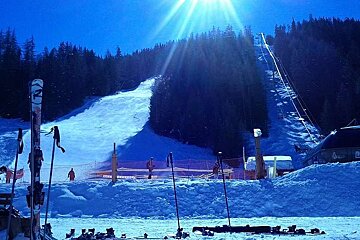 A ski slope with a sign that says la roche on it