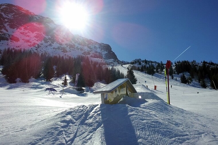 Flat-down box in Montfrais snowpark, Alpe d'Huez