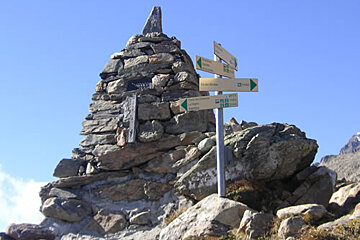 A pile of rocks with a sign that says ' chemin des roches ' on it