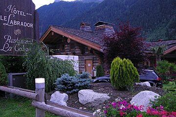 A sign that says hotel le labrador on it