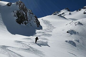An image of clients skiing off piste with Bureau des Guides de Meribel