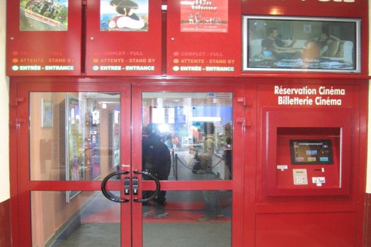 A red door with the word le vox on it