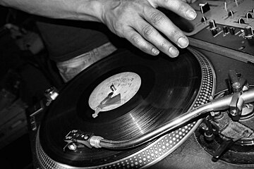 An image of Carpetface and Audible1 performing