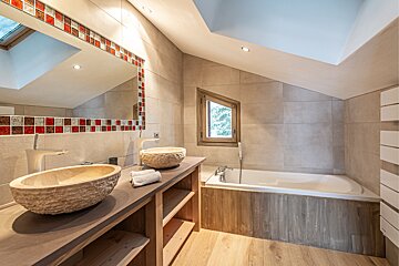 A bathroom with two sinks and a bathtub