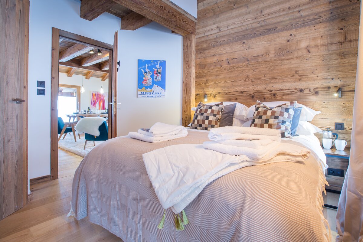 A bedroom with a poster on the wall that says munzine