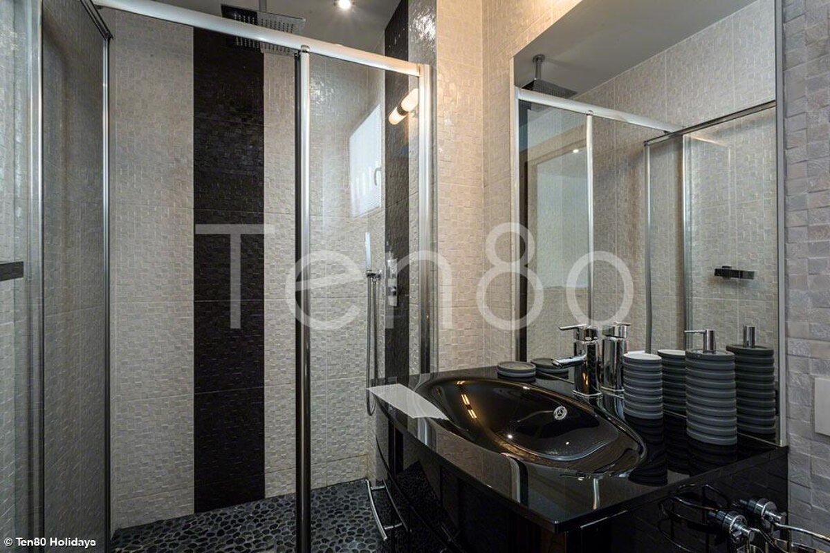 A bathroom with black and white tiles and the word tengo on the wall