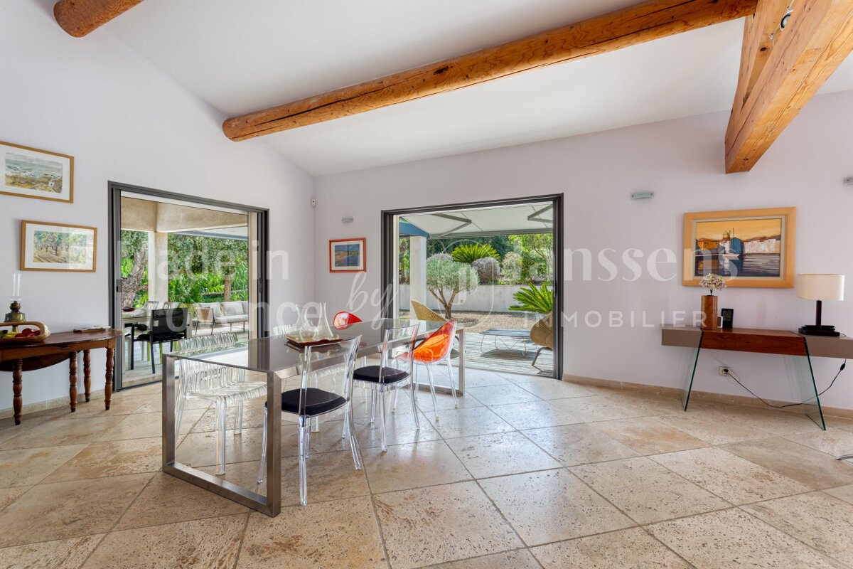 A room with a table and chairs and a sign that says immobilier