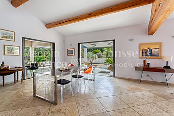 A room with a table and chairs and a sign that says immobilier