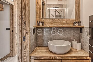 A bathroom with a sink and a mirror that says en80