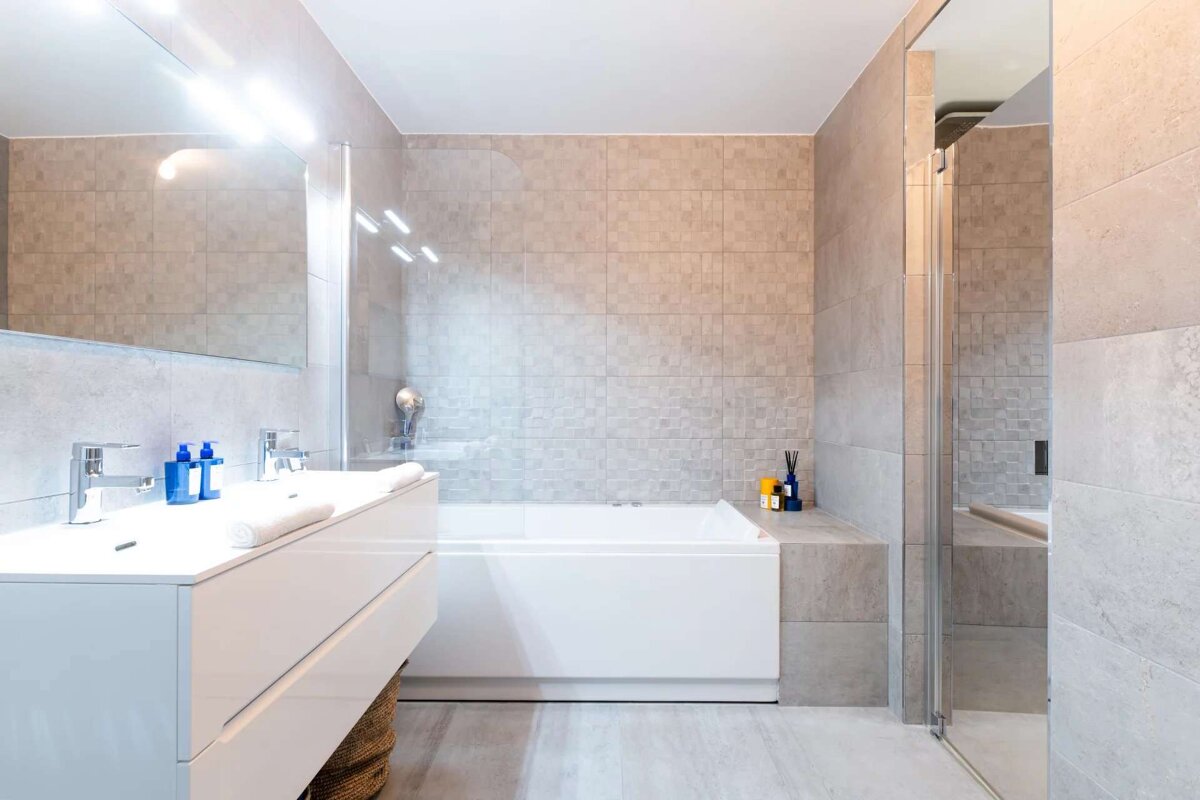 A bathroom with two sinks and a bathtub