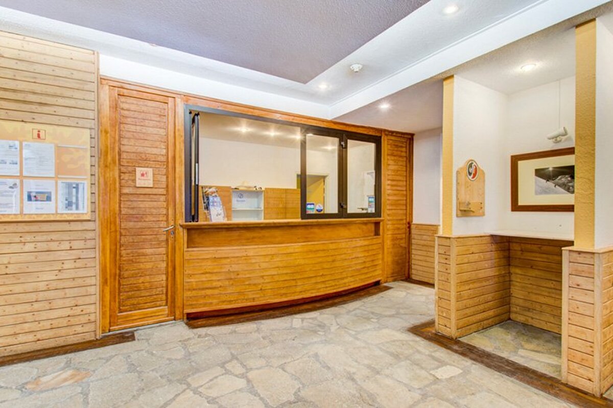 A wooden wall with a sign that says ' toilette ' on it