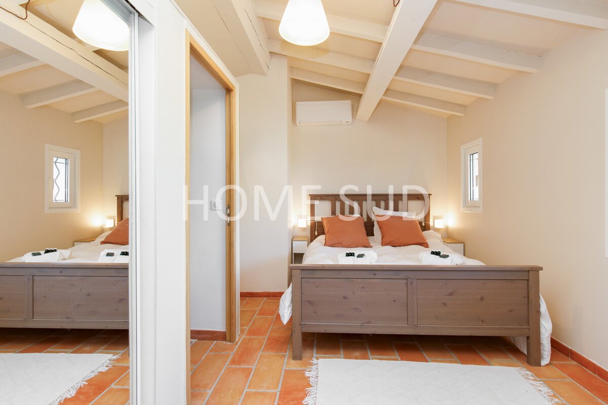 A bedroom with a bed and a sign that says home sud