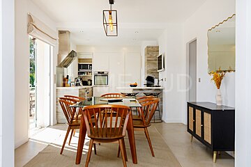 A dining room with a table and chairs and a sign that says home sud