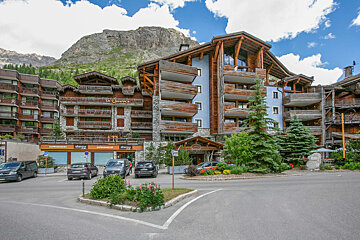 A building with a sign that says ' la chamois ' on it