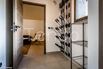 A hallway with the word tempo on the wall