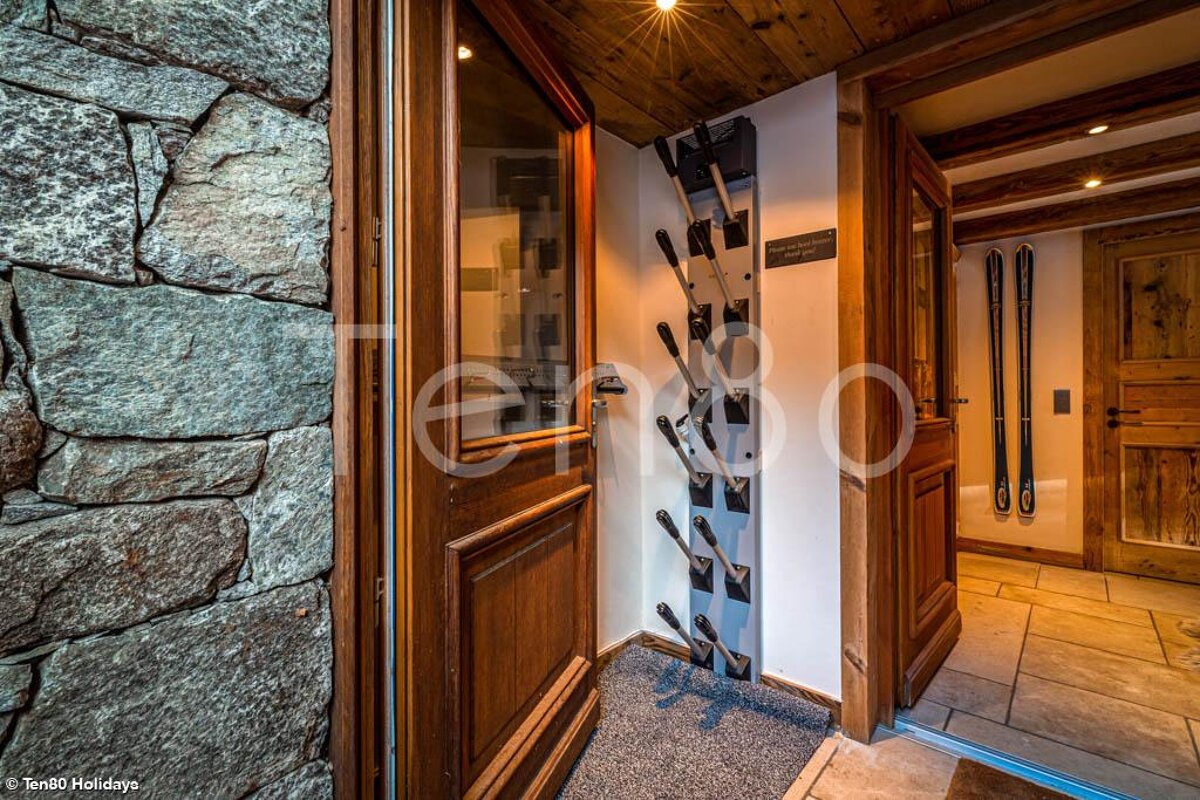 A wooden door with a sign on it that says ter80