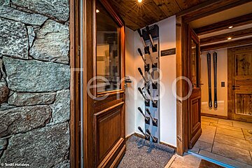 A wooden door with a sign on it that says ter80