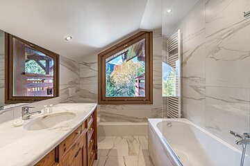 A bathroom with two sinks and a bathtub