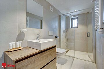 A bathroom with the word immo on the bottom