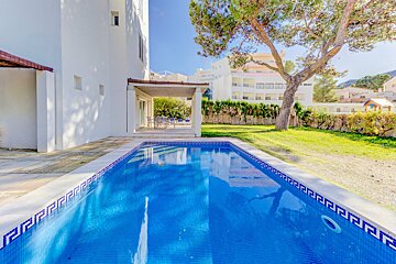 A swimming pool with a greek key pattern on it
