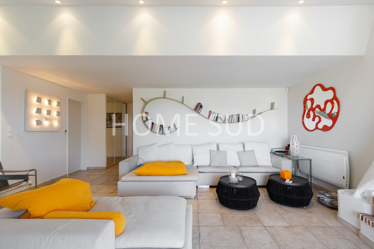 A living room with a couch and a shelf that says home sud