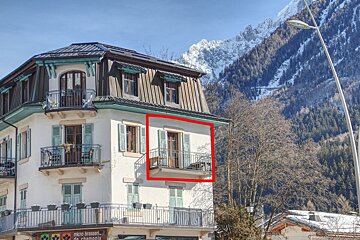 A building with a balcony and a sign that says micro brasserie