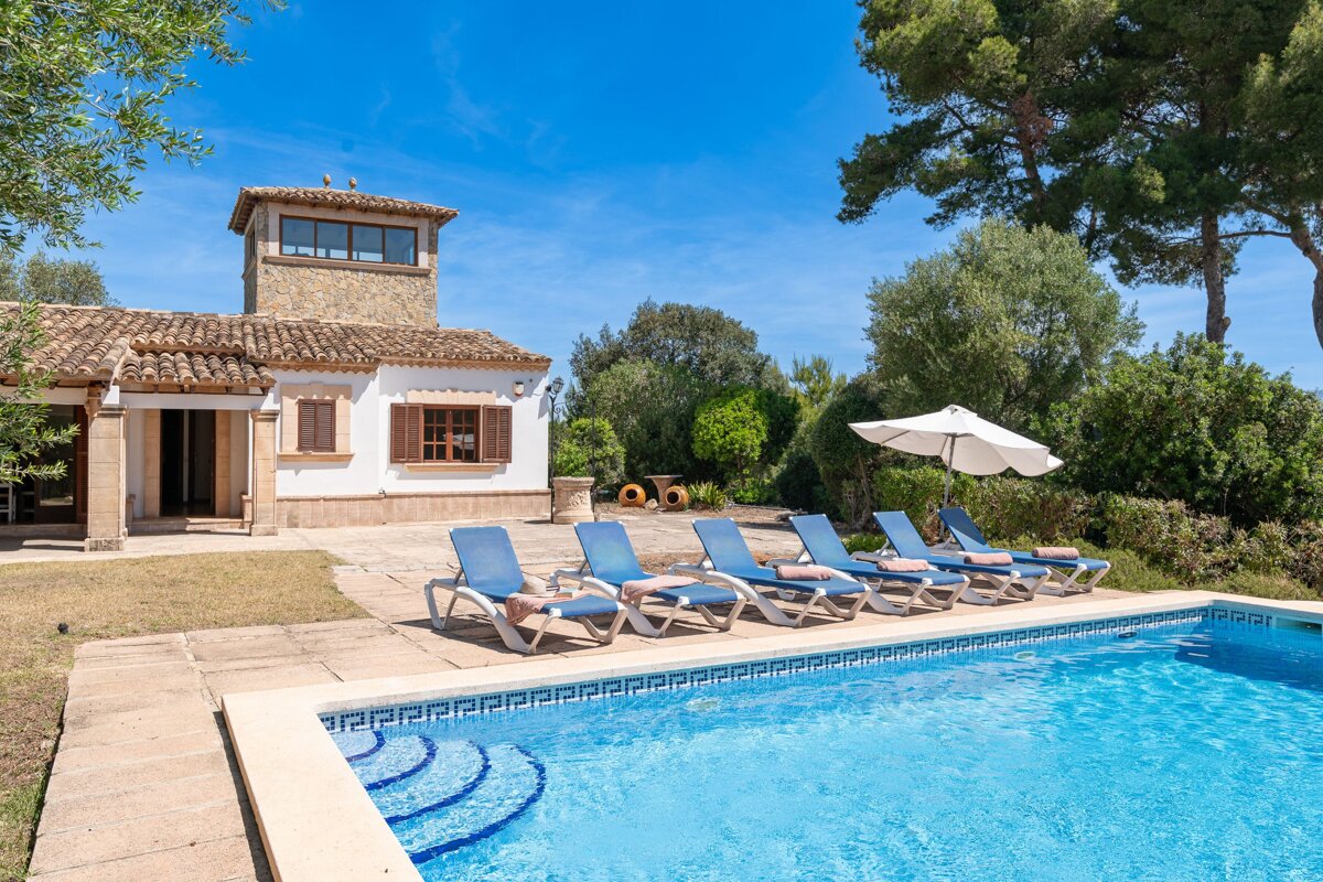 A house with a swimming pool in front of it