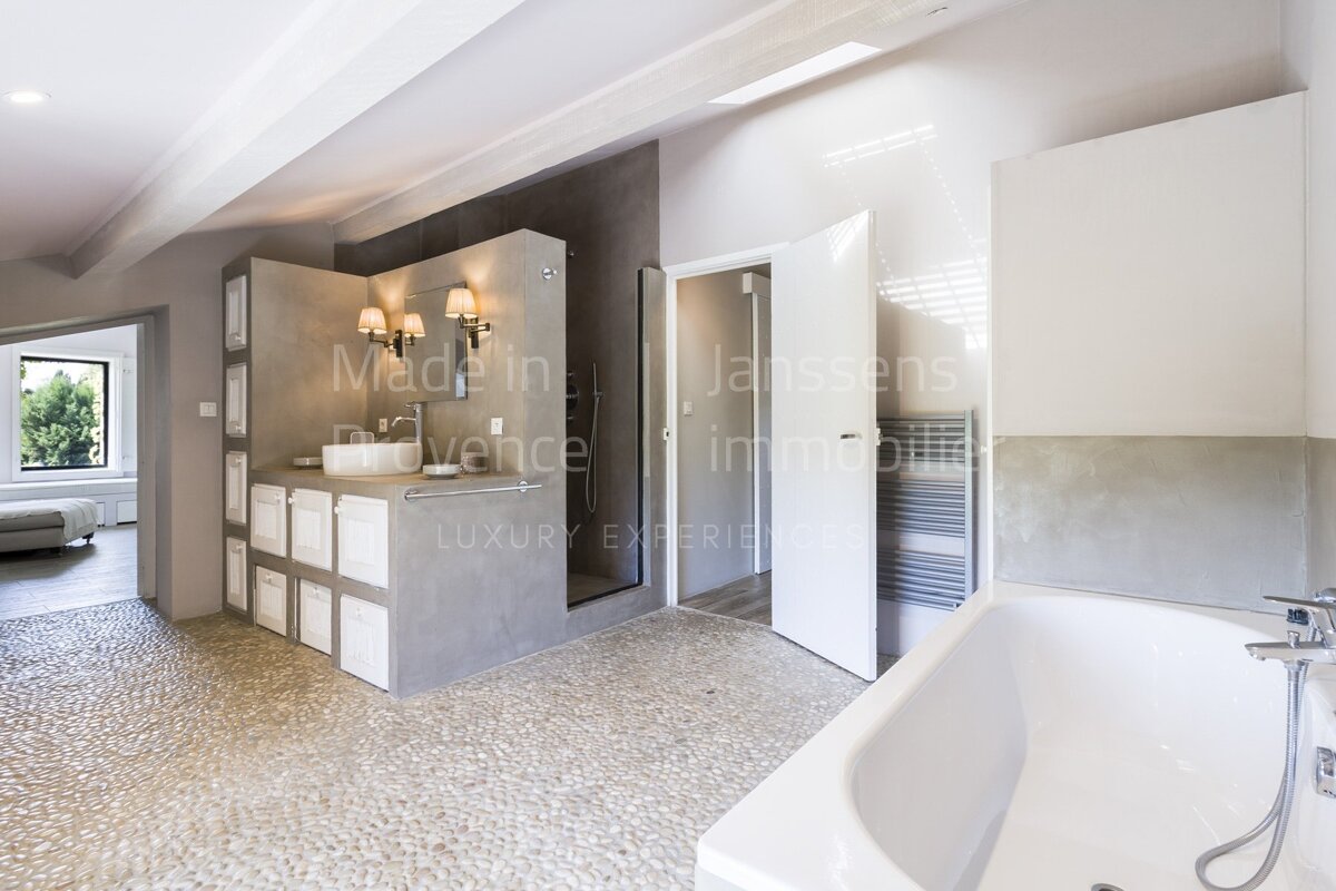 A bathroom with the word janssens on the wall