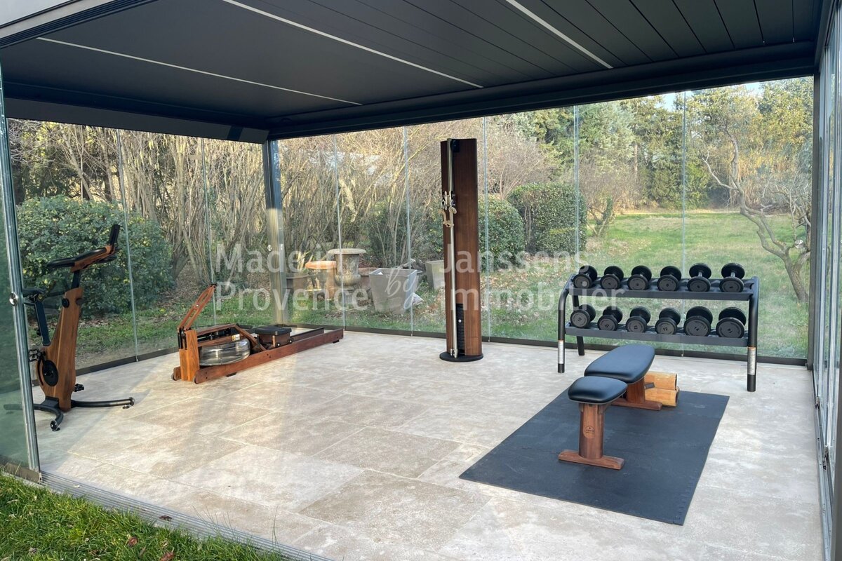 A gym with the word provence on the bottom